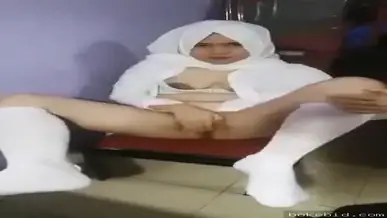 Si Putih Jilbab Colmek Memek Basah Sampe Ciprat